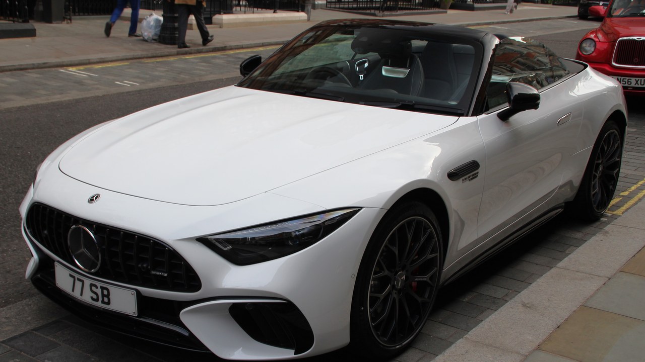 Mercedes-Benz SL-Class — Image Credit: MrWalkr - CC BY-SA 4.0/Wiki Commons