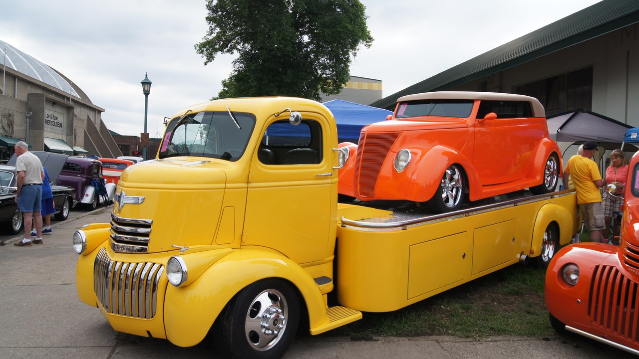 1941 Chevrolet cab-over truck (Jeepers Creepers) — Image Credit: Greg Gjerdingen from Willmar, USA - CC BY 2.0/Wiki Commons