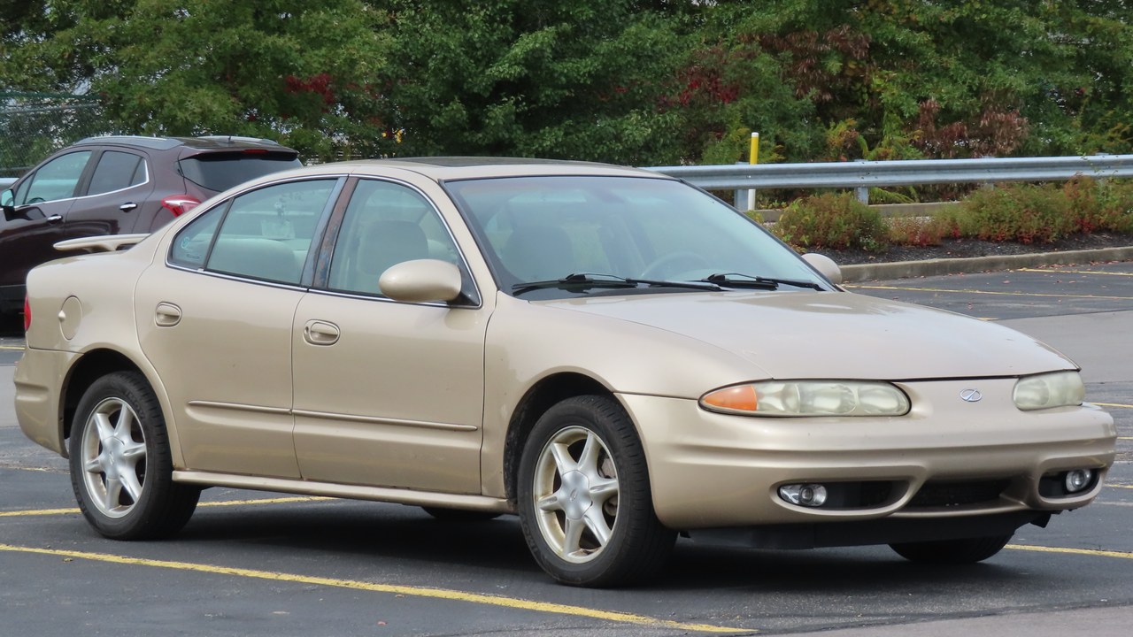 Oldsmobile Alero — Image Credit: MercurySable99 - CC BY-SA 4.0/Wiki Commons