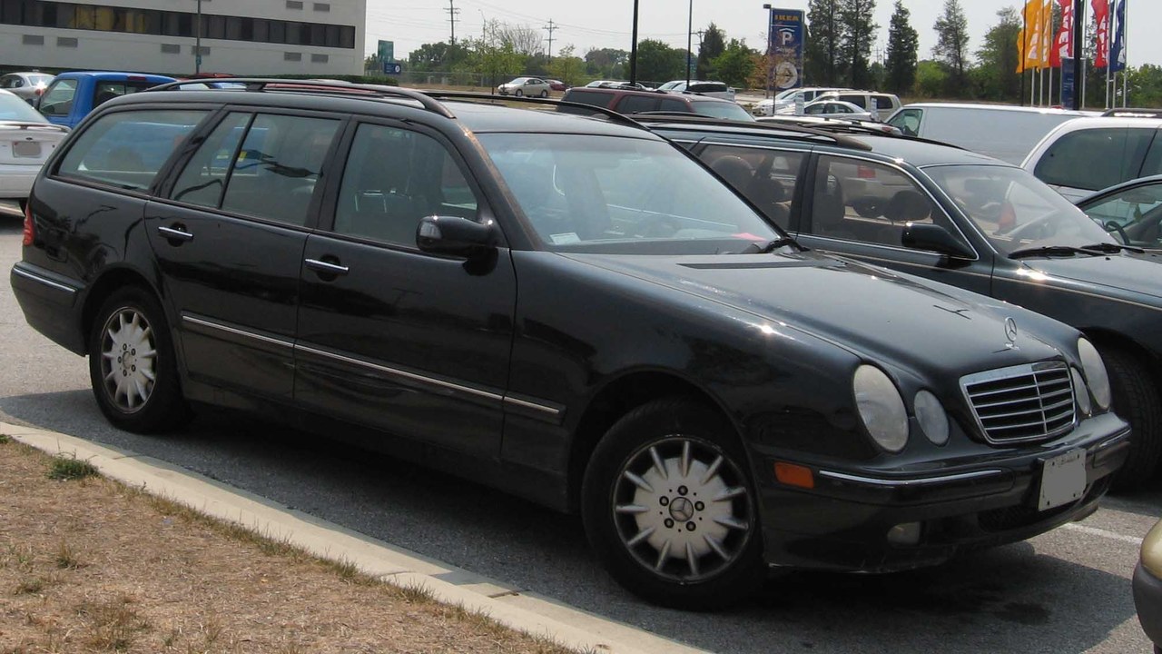 Mercedes-Benz E-Class wagon — Image Credit: IFCAR - Public domain/Wiki Commons