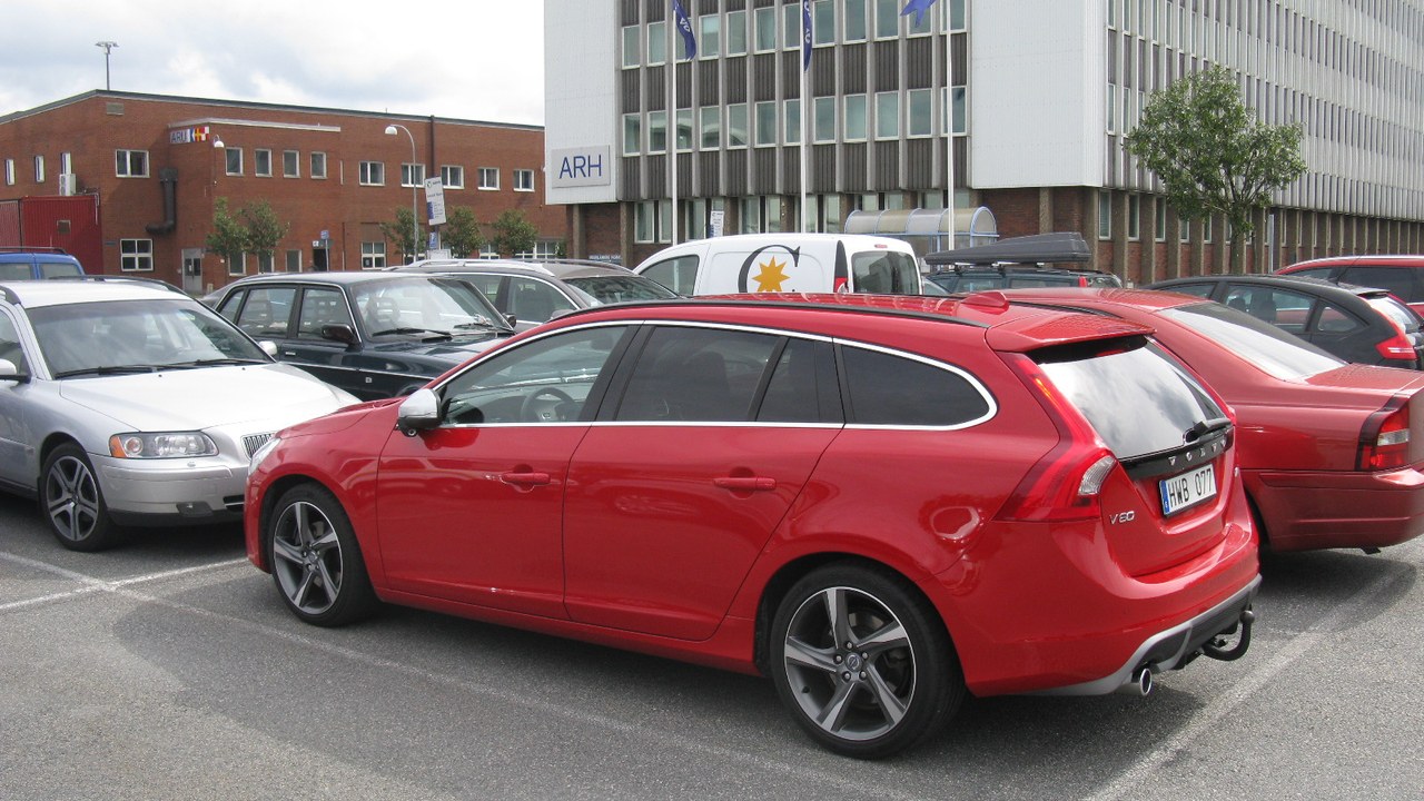 2015 Volvo V60 — Image Credit: nakhon100 - CC BY 2.0/Wiki Commons