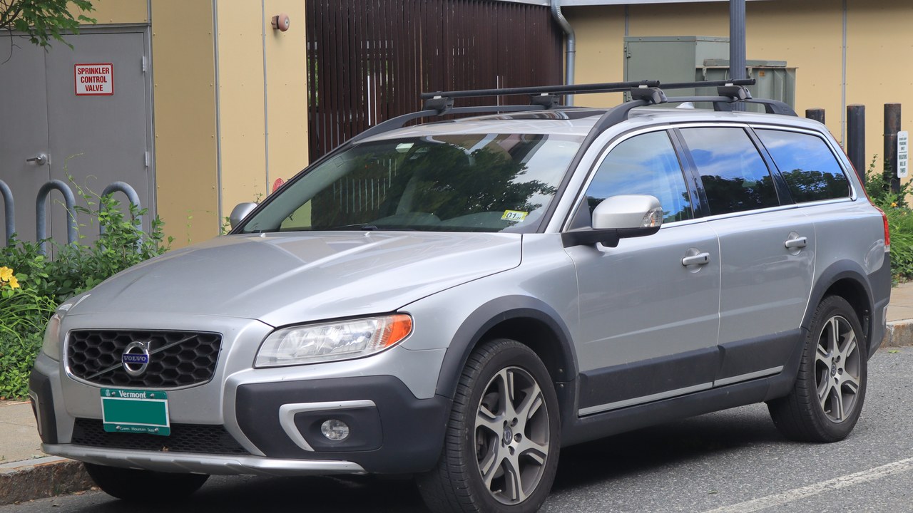Volvo XC70 — Image Credit: Cutlass - CC0/Wiki Commons