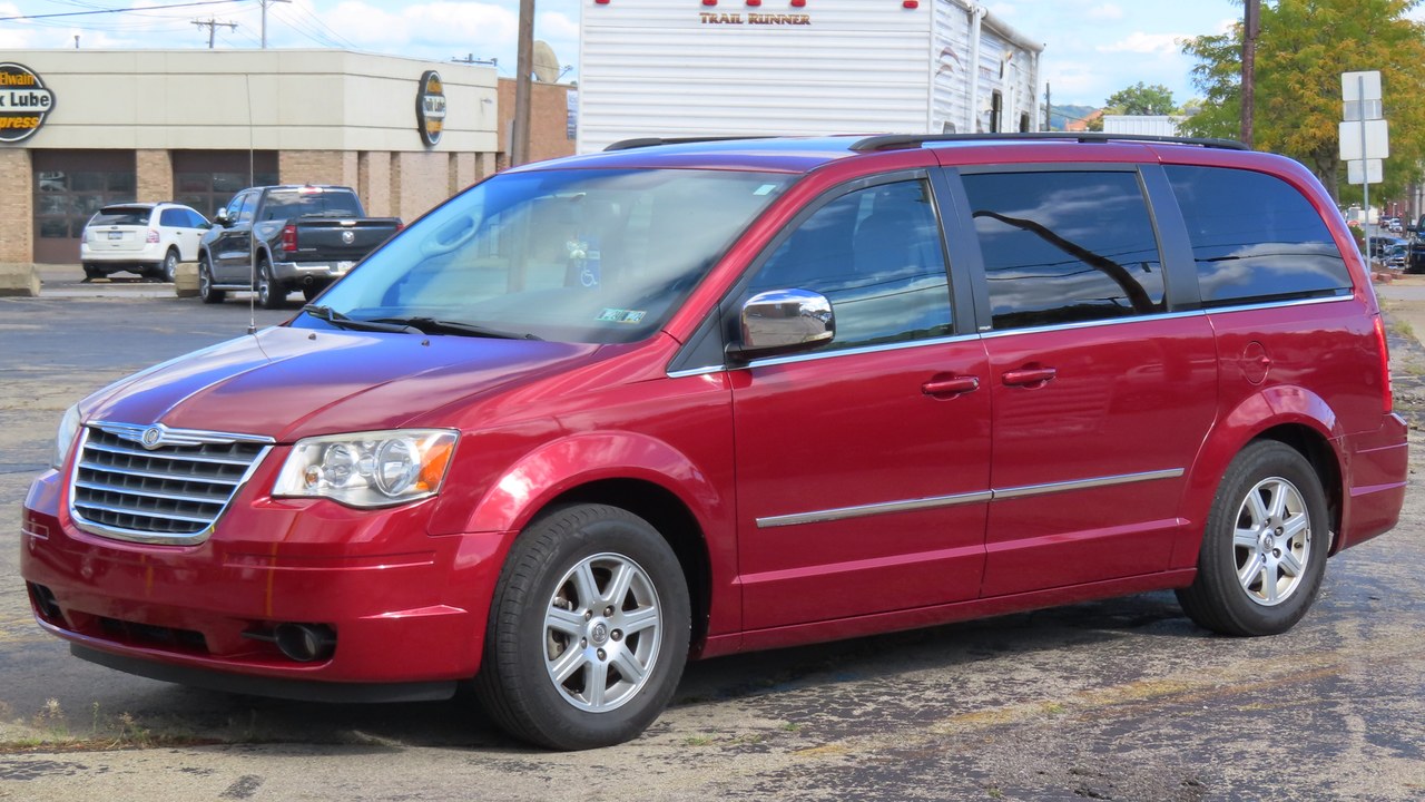 Chrysler Town & Country — Image Credit: MercurySable99 - CC BY-SA 4.0/Wiki Commons