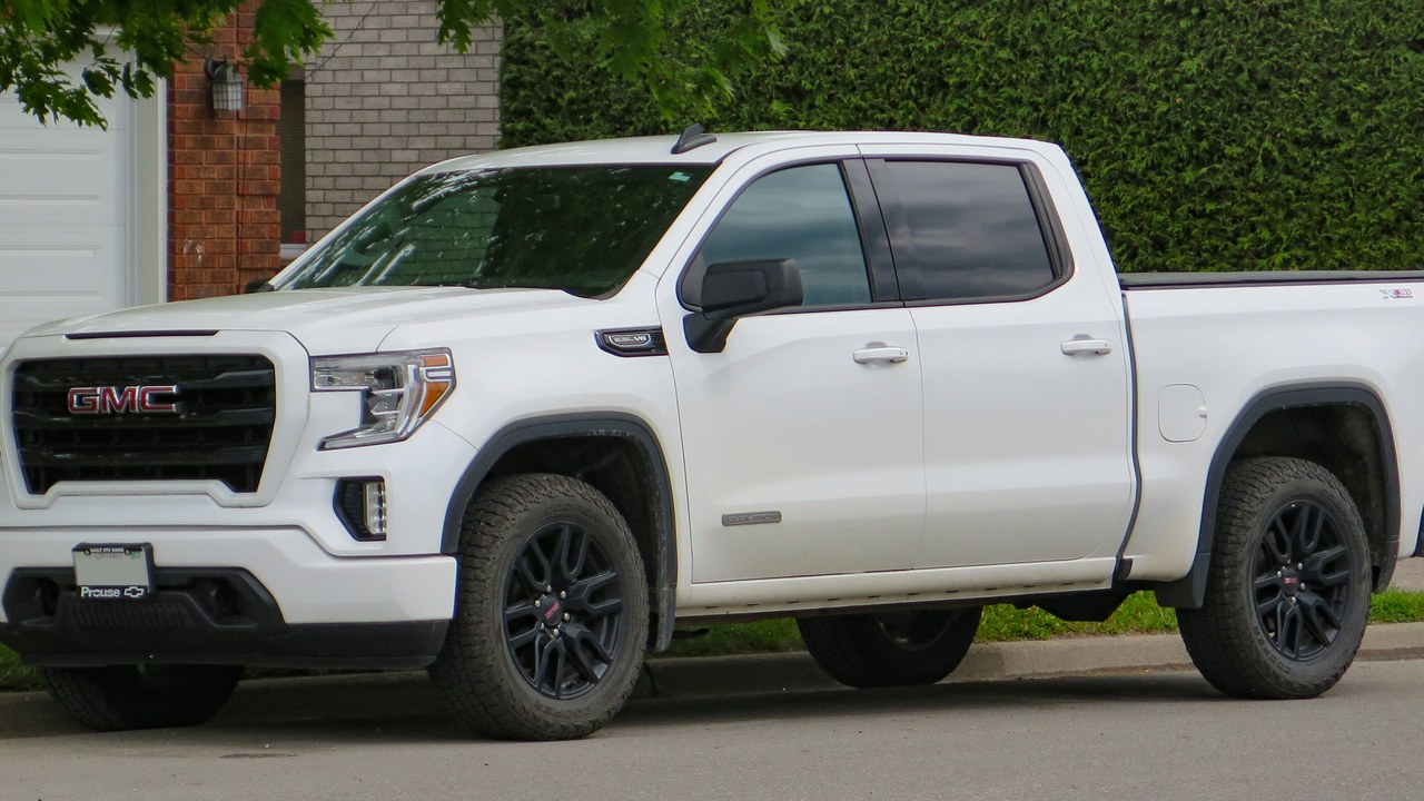 GMC Sierra 1500 (5.3L L84 / 6.2L L87 V8) — Image Credit: Elise240SX - CC BY-SA 4.0/Wiki Commons