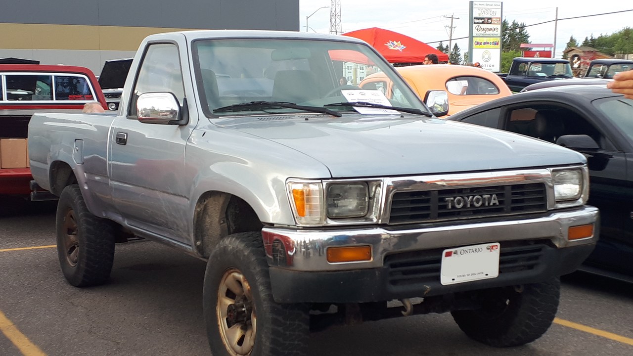 Toyota pickup (3.0L 3VZ-E V6) — Image Credit: SsmIntrigue - CC BY-SA 4.0/Wiki Commons