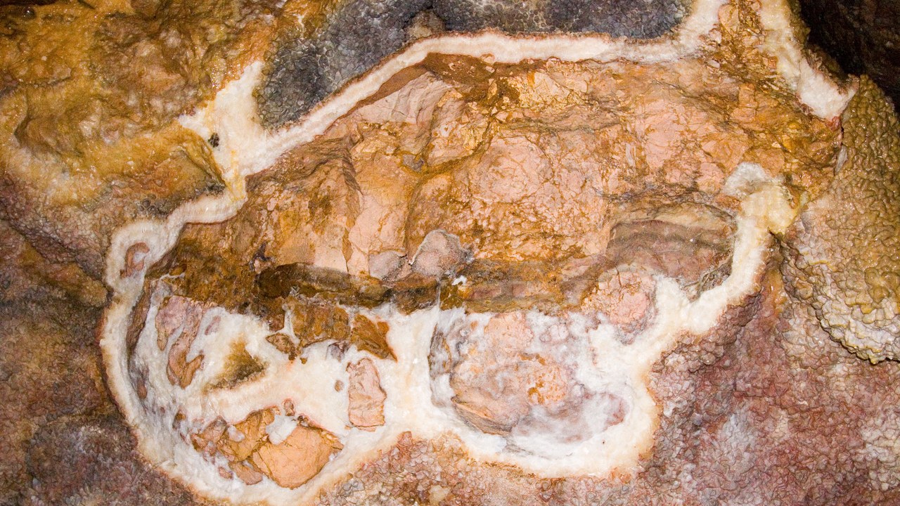 Jewel Cave — Image Credit: KimonBerlin - CC BY-SA 2.0/Wiki Commons