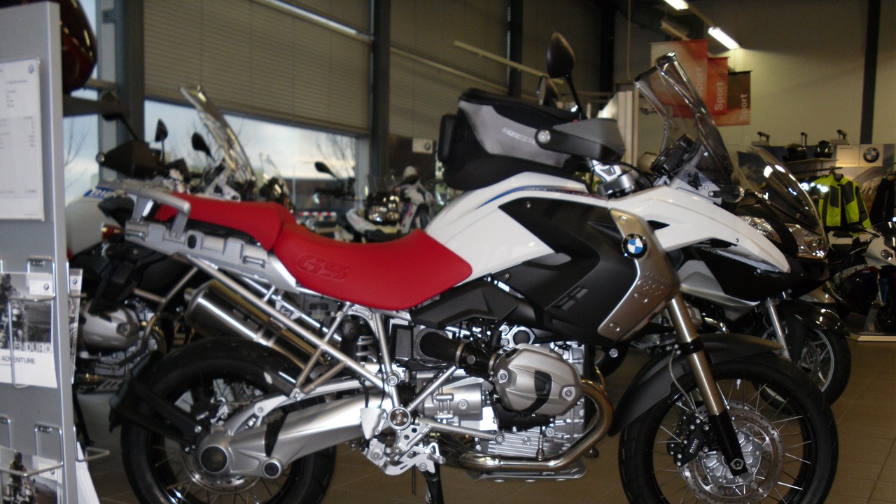 BMW R 1200 GS (2004) — Image Credit: Pierotreruote - CC BY-SA 3.0/Wiki Commons