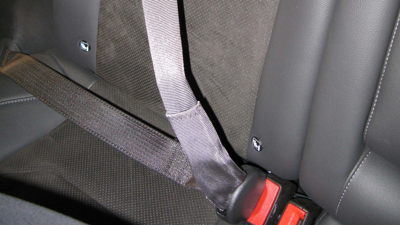 Rear seat belt reminders — Image Credit: Herranderssvensson - CC BY-SA 4.0/Wiki Commons