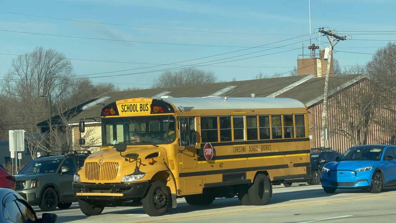 IC Bus CE Series — Image Credit: 2005BlueBirdSBCV - CC BY 4.0/Wiki Commons